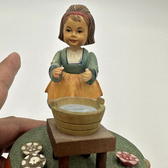 Anri Music Box Plays Raindrops Keep Falling On My Head Girl Washing Laundry - Picture 8 of 10
